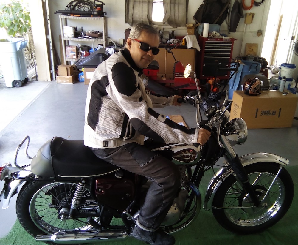 Après mon essai de la BSA, dans le garage de Jared. Et, rassurez-vous, je porte toujours un casque en roulant (on peut le voir, à l'arrière plan, sur le carton).